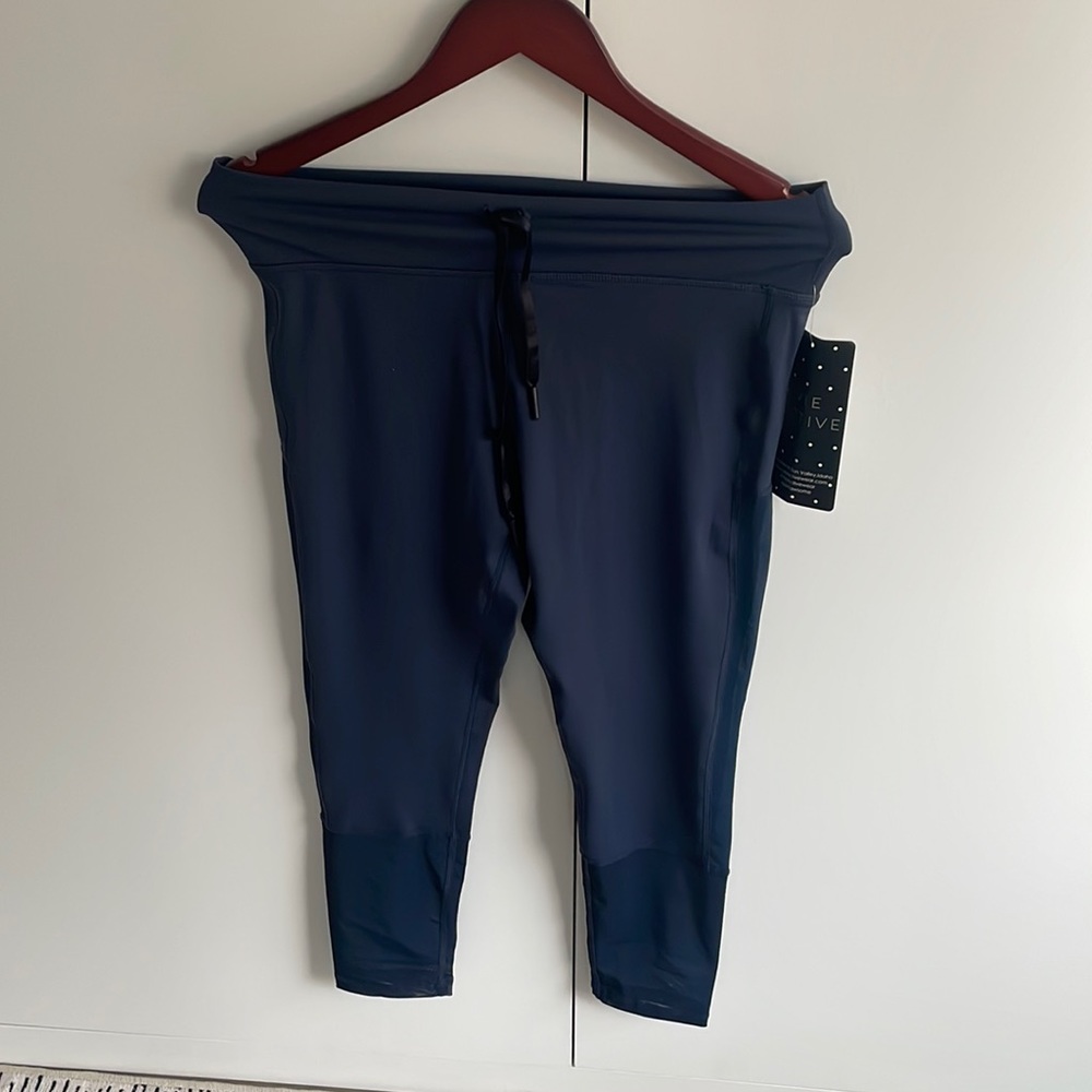 VieActive Crop leggings with mesh detail.